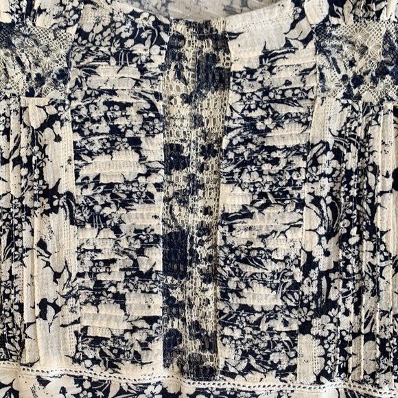 LUCKY BRAND White Blue Floral Lace Tee Small - Picture 4 of 6